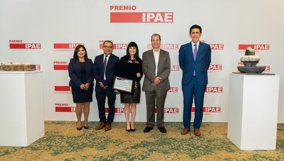 Representantes de Antapaccay y Unacem recibieron el premio IPAE a la Empresa 2022.