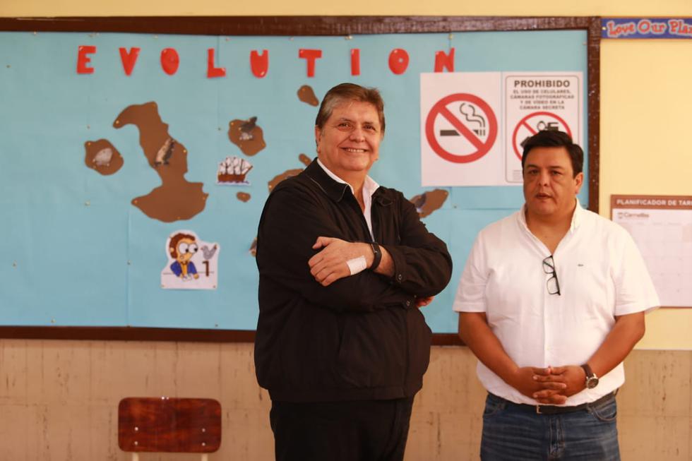 Alan García votó en la mesa 041450 del centro educativo de forma rápida. (GEC)