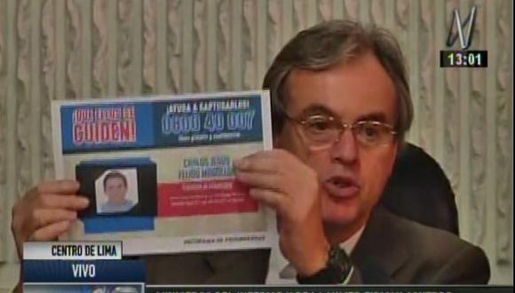 Carlos Basombrío muestra el rostro de Carlos Feijoo y un número de teléfono para proporcionar cualquier información. (Captura de TV)