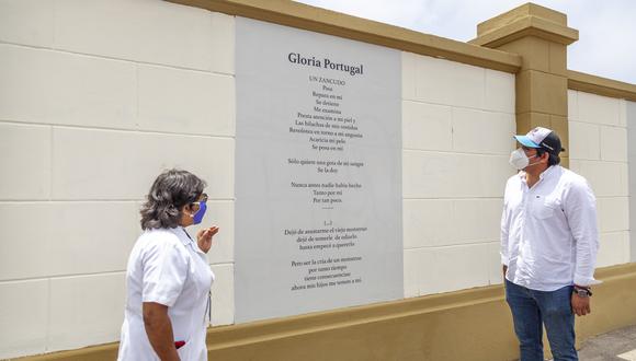 Los paneles lucen la obra de las poetas en los exteriores del hospital Larco Herrera y el público se acerca a ellas. (Foto: Mathé Proyectos)
