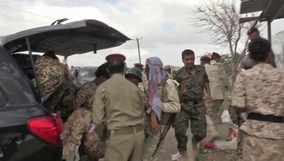 En el ataque murieron al menos otros cuatro soldados y numerosos oficiales resultaron heridos, entre ellos el jefe del Estado Mayor del Ejército yemení. (Foto: AFP)
