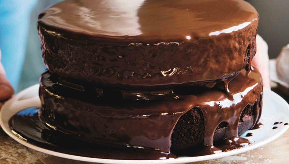 Uno de los postres clásicos hechos en base a chocolate es el de la tarta de fugde con chocolate. (Foto: Shutterstock)