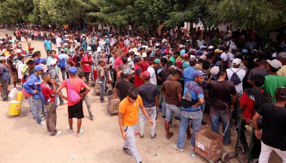 Venezolanos hacen fila para recibir una ración de comida en el comedor Divina Providencia, en Cúcuta, Colombia. (Foto: EFE)