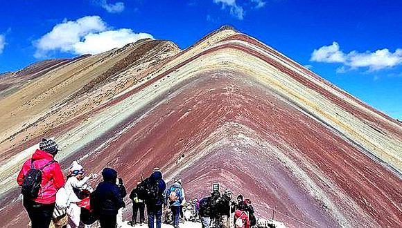 Turista nacional falleció mientras escalaba la Montaña de Los Siete Colores