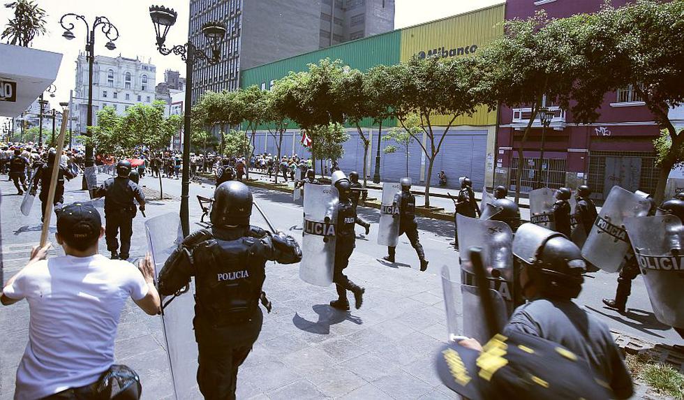 Mineros ilegales se enfrentaron hoy con palos y piedras a la Policía Nacional en el Centro de Lima. (Martín Pauca)