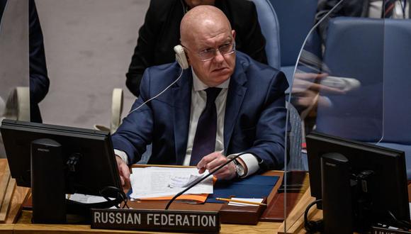 El embajador de Rusia ante la ONU, Vasily Nebenzya, habla durante una reunión del Consejo de Seguridad de la ONU el 23 de agosto de 2022 después de que Rusia solicitó la reunión para discutir la situación en la central nuclear Zaporizhzhya de Ukaine. (Foto de TIMOTEO A. CLARY / AFP)