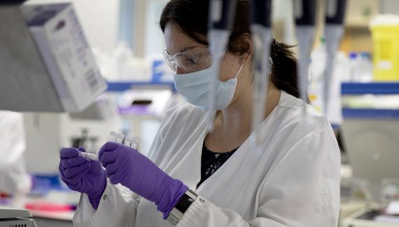 Imagen referencial. Un técnico de laboratorio observa un tubo de ensayo durante una investigación sobre el coronavirus. (AP/Virginia Mayo).