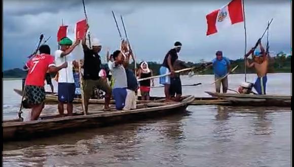 Manifestantes provistos de lanzas retienen embarcación con petróleo y denuncian toma de rehenes en Loreto. (PetroTal)