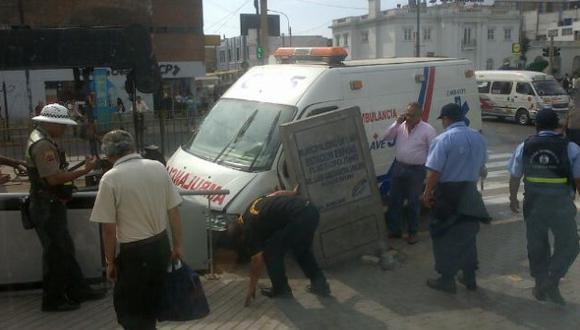 Ambulancia chocó contra muro de estación España del Metropolitano. (@diana_pozo)
