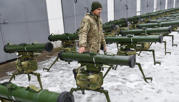Un militar ucraniano posa para las fotos junto a un sistema de misiles durante la ceremonia de entrega de armas y equipos militares pesados ​​en Kiev el 15 de noviembre de 2018. (Foto: Sergei SUPINSKY / AFP)