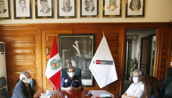 El comité fue instalado la tarde de este lunes por el ministro de Salud, Óscar Ugarte, e indicó que será presidida por el extitular de Salud Fernando Carbone.  (Foto: Minsa)