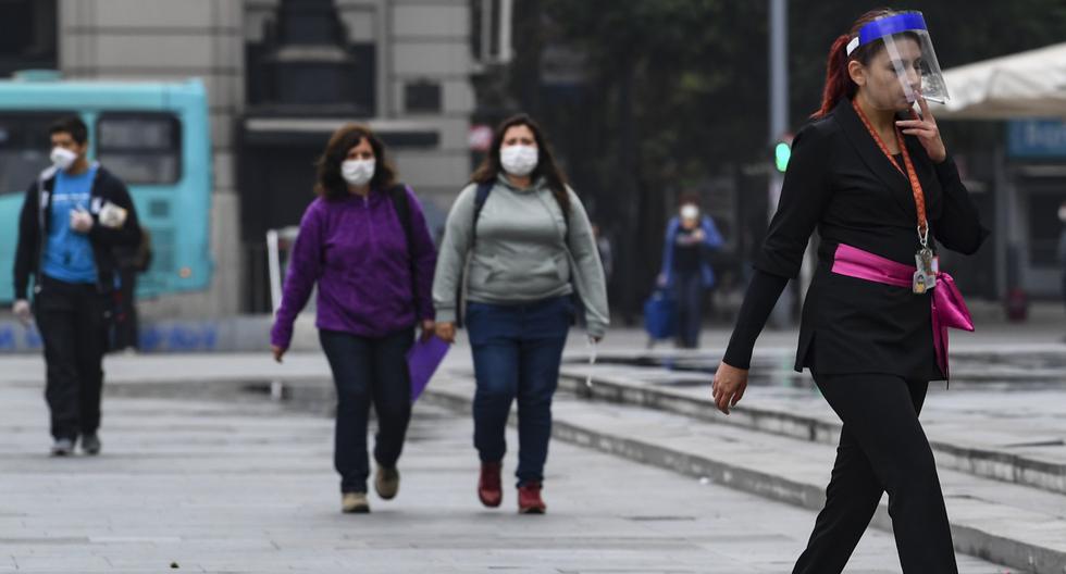 Los peatones usan mascarillas como medida de precaución contra la propagación del nuevo coronavirus en Santiago. (Foto: MARTIN BERNETTI / AFP)