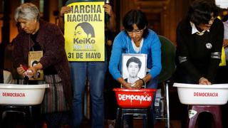 Keiko Fujimori: Colectivo lavó bandera del Perú frente al Palacio de Justicia [Fotos]