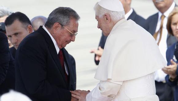 REVERENCIA. Presidente cubano Rául Castro mostró su respeto al líder de la Iglesia Católica. (Reuters)