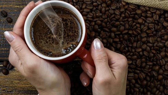 El café no solo brinda grandes beneficios al cuerpo y el rostro, sino que también ayuda a darle vida y fuerza al cabello. (Foto: Pixabay)