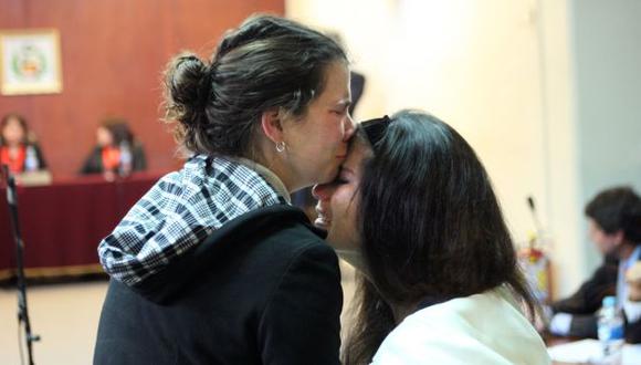Eva y Liliana no dejaron de llorar ni de abrazarse mientras se leía la decisión de los magistrados. (Luis Gonzáles)