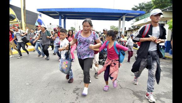 El cordón policial se hallaba en Tecún Umán, un punto fronterizo entre México y Guatemala, pero los ciudadanos hondureños decidieron cruzar a territorio mexicano. (Foto: EFE)