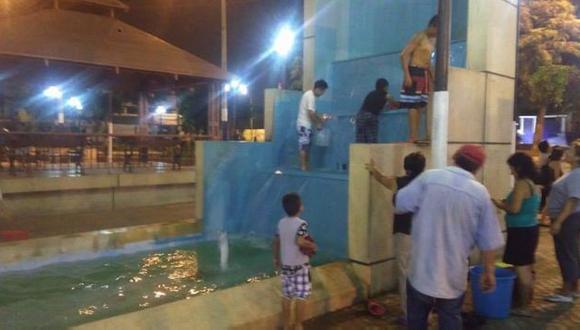 Vecinos de Chorrillos recogen agua de las piletas del parque Fátima. (Álvaro Treneman)