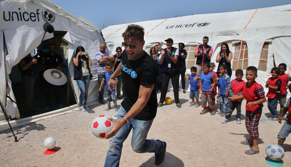 Ricky Martin visitó y jugó con niños sirios refugiados en Líbano. (AP)