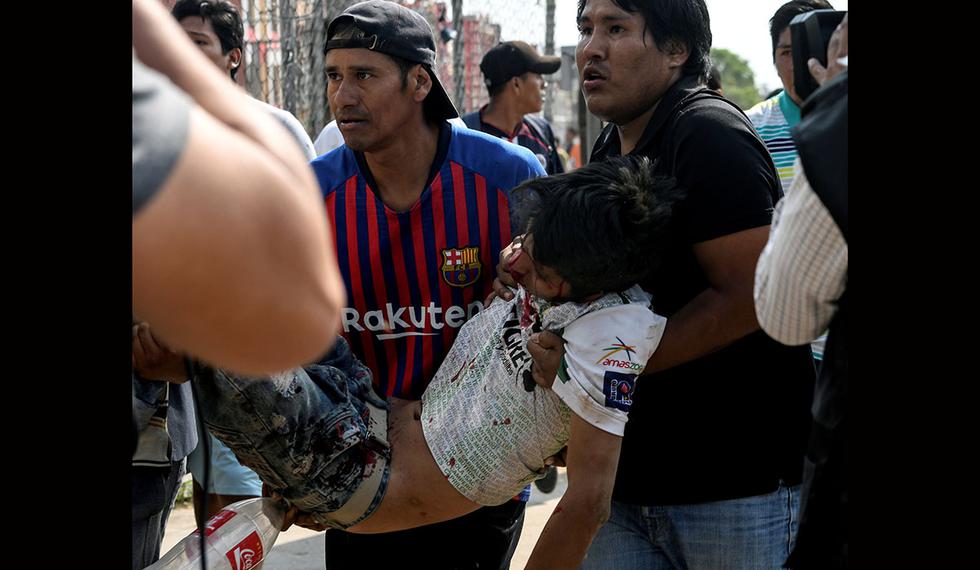 Los manifestantes llevan a un hombre herido durante los enfrentamientos en Santa Cruz, Bolivia. (Foto: Reuters)