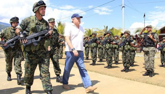 Ministro visitó bases militares. (Andina)