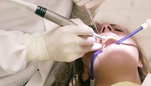 Visitar periódicamente al odontólogo. Nos ayudará a conocer el estado de nuestra salud bucodental, descartando posibles caries y previniendo una probable pérdida ósea. (Foto: Pexel)