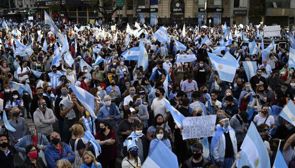 La gente participa en una protesta contra el gobierno del presidente de Argentina, Alberto Fernández, en la Plaza de la República en Buenos Aires el 12 de octubre de 2020, en medio de un bloqueo contra la propagación del coronavirus. (AFP/JUAN MABROMATA).