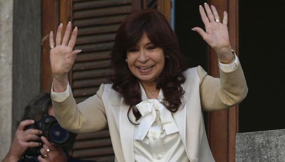 La vicepresidenta de Argentina, Cristina Fernández de Kirchner, saluda a sus seguidores desde un balcón del Congreso en Buenos Aires. (Foto por JUAN MABROMATA / AFP)