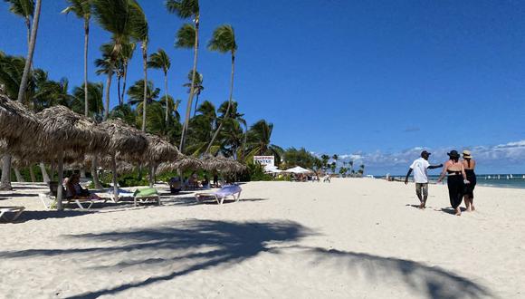 Imagen de una playa casi vacía en Punta Cana, República Dominicana, tomada el 30 de noviembre de 2020 mientras algunos hoteles permanecen cerrados en medio de la pandemia del coronavirus COVID-19. (Foto de Daniel SLIM / AFP)
