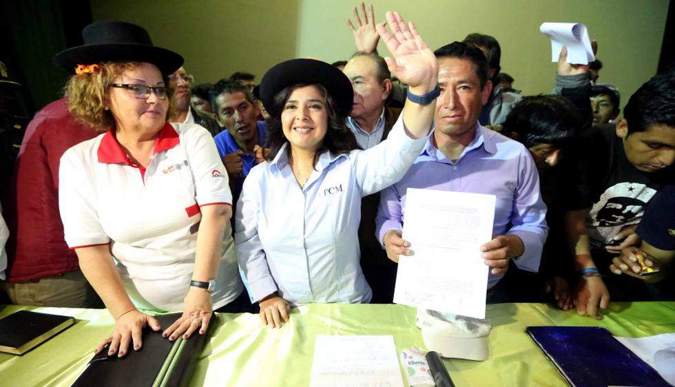 La premier Ana Jara firmó un acuerdo con el Comité de Lucha de los Intereses de Andahuaylas y los demás representantes de sociedad civil de dicha región. (Flickr PCM)