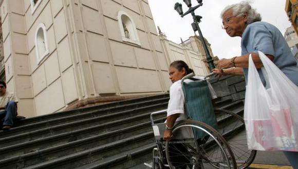 Discapacitados encuentran varios impedimentos en las calles. (Perú21)
