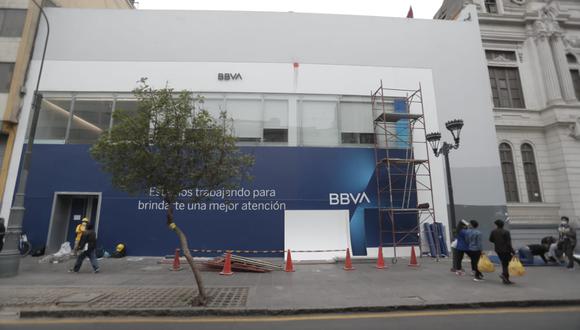 Instalaciones de paneles de protección en sucursal del BBVA en el Centro de Lima (GEC).