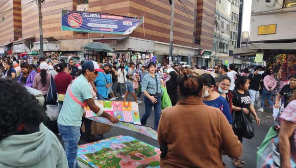 Los ambulantes mantienen copadas las calles del Cercado de Lima. (Foto: Iris Mariscal)