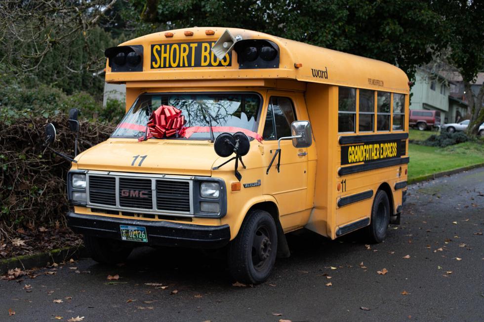 Un abuelo sorprendió a sus nietos al comprar un autobús para llevarlos a la escuela cada mañana. (Foto: Amy Hayes en Facebook)