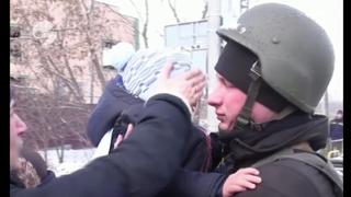 Ucrania: desgarradora despedida de un niño y su padre policía que se queda a defender su país [VIDEO]