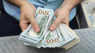 Dólar cierra la semana a su mayor nivel en 20 meses