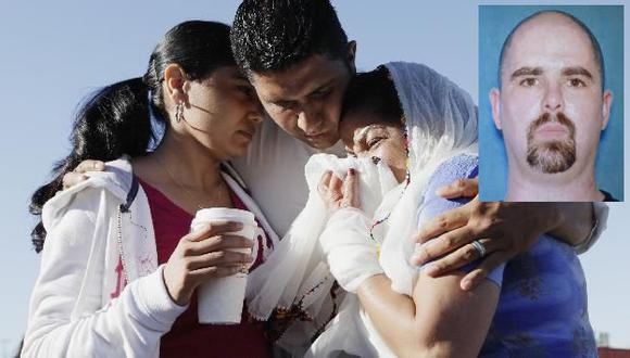 El llanto de los familiares de las víctimas del ataque perpetrado por el exsoldado (derecha). (Reuters)