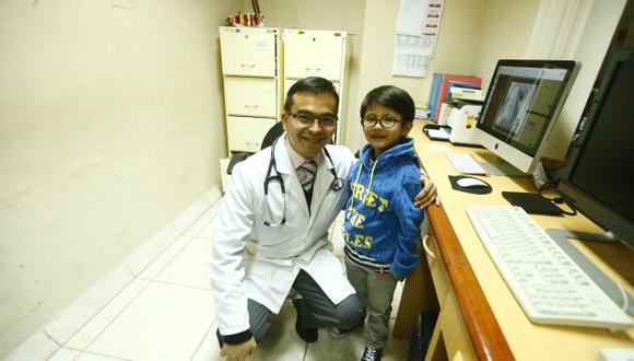 Médicos del Hospital Dos de Mayo realizan exitosa intervención a niño de 5 años. (Luis Centurión)