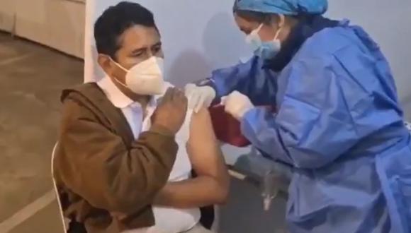 Vladimir Cerrón recibió la primera dosis de la vacuna contra el COVID-19 (Twitter).