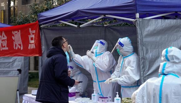 Un residente se somete a una prueba de ácido nucleico para el Covid-19 en Xi'an, en la provincia de Shaanxi, en el norte de China, el 29 de diciembre de 2021. (Foto: AFP)