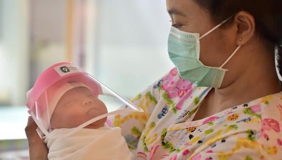 Estudios preliminares en Israel y Estados Unidos que involucraron decenas de mujeres, ya habían informado de bebés que nacieron con estos anticuerpos. (Foto: AFP)