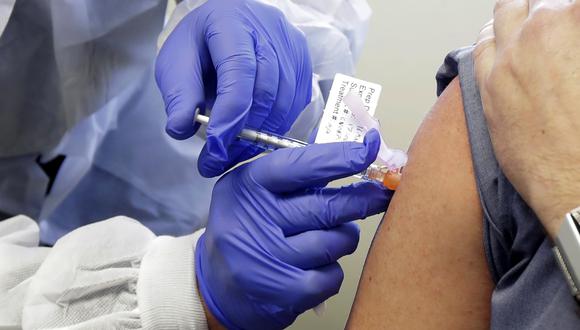 El Laboratorio Moderna inició la última fase de ensayos de su vacuna contra el coronavirus (AP).