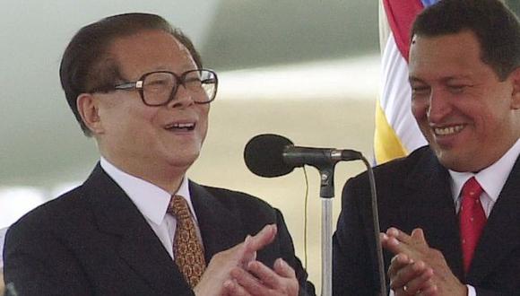 Jiang Zemin junto con Hugo Chávez en 2001. (AP)