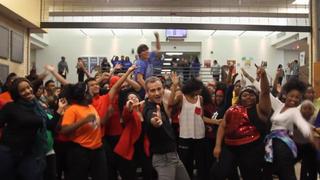 YouTube: Profesor y alumnos en divertida coreografía de Uptown Funk
