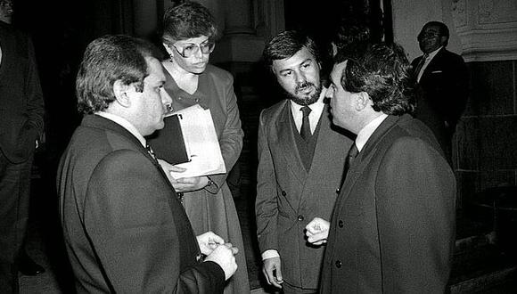 ¿Los reconoce? Aquí están Lourdes Flores Nano y Pedro Cateriano con Fernando Olivera, cuando este presidía comisión que investigaba al expresidente Alan García en 1990. (USI)