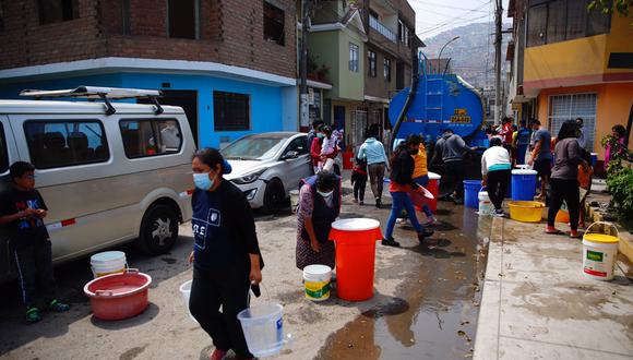 Lamentable. Vecinos deben recurrir a camiones cisterna para poder recolectar agua y así atender sus quehaceres. (Foto: Hugo Curotto / @photo.gec)