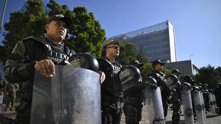Militares y policías cercan la Asamblea Nacional de Ecuador