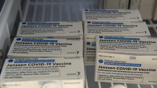 Un comité asesor de EE.UU. aconseja reanudar la vacunación con J&J tras suspensión 