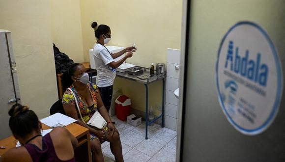 En paralelo con la vacunación masiva se han relajado algunas restricciones en La Habana y otras provincias del país. (Foto: YAMIL LAGE / AFP)