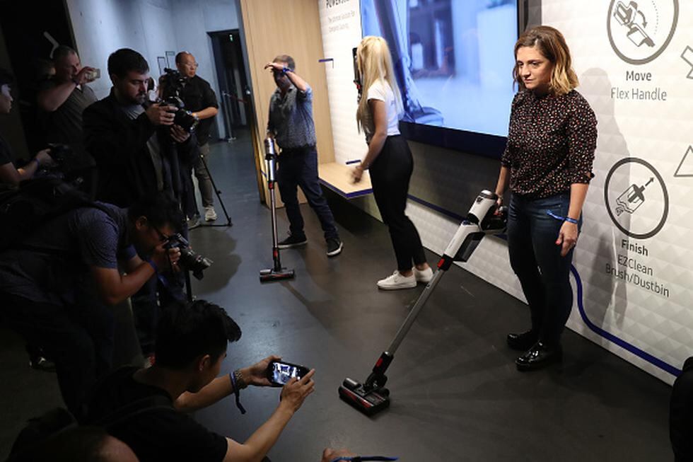 Una anfitriona demuestra el uso de la aspiradora POWERstick PRO en la conferencia de prensa de Samsung antes de la feria